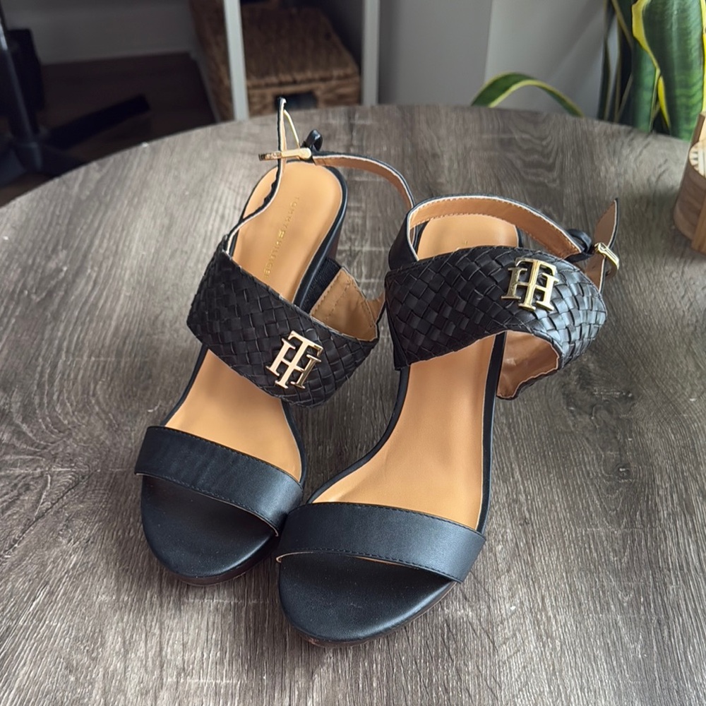Black Women's Sandals - Tommy Hilfiger size 10